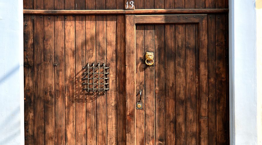 Restaurer une vieille porte en bois pour lui donner une nouvelle vie